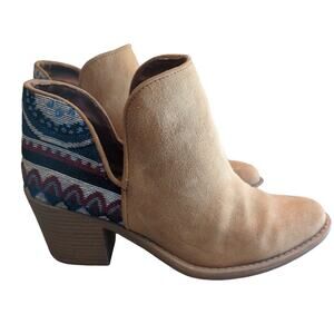 Qupid Tan Suede Booties Southwestern Blanket Heel detail 2.5" Women's Size 8